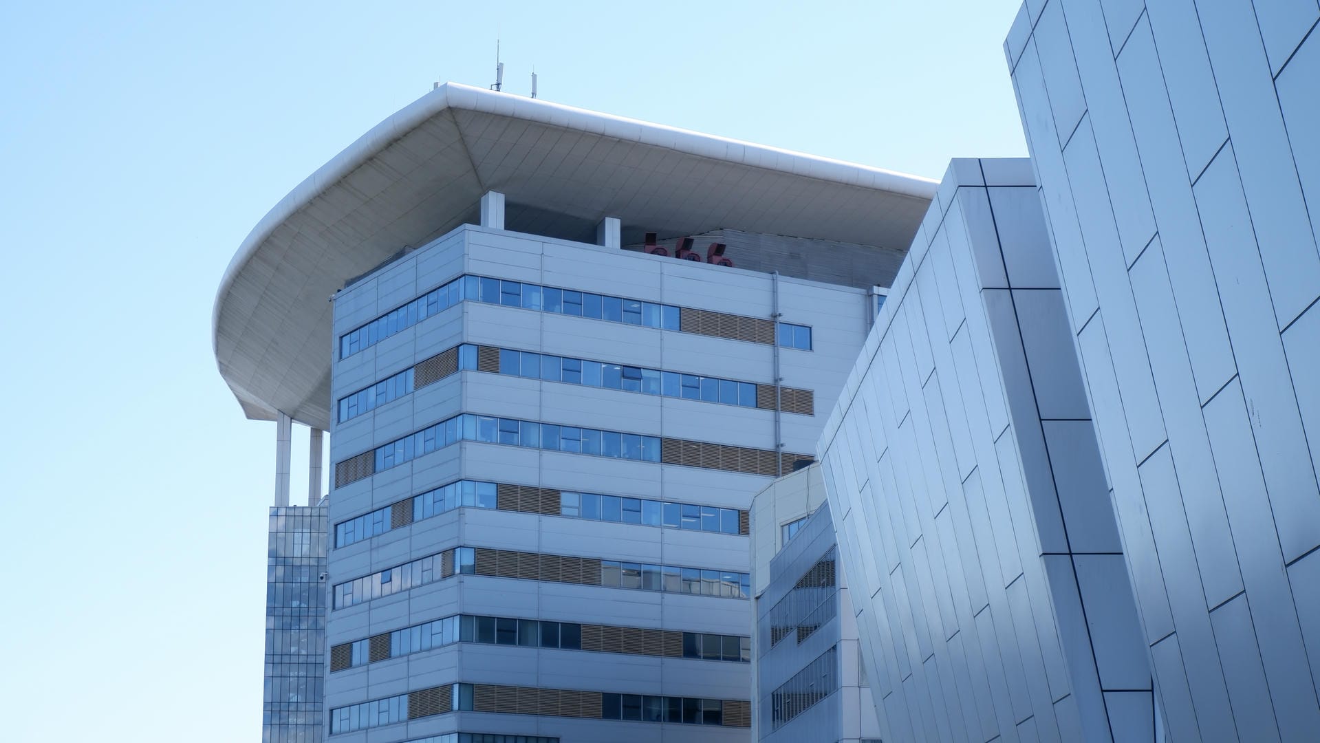 一座现代建筑，顶部有一个圆形的平台结构。