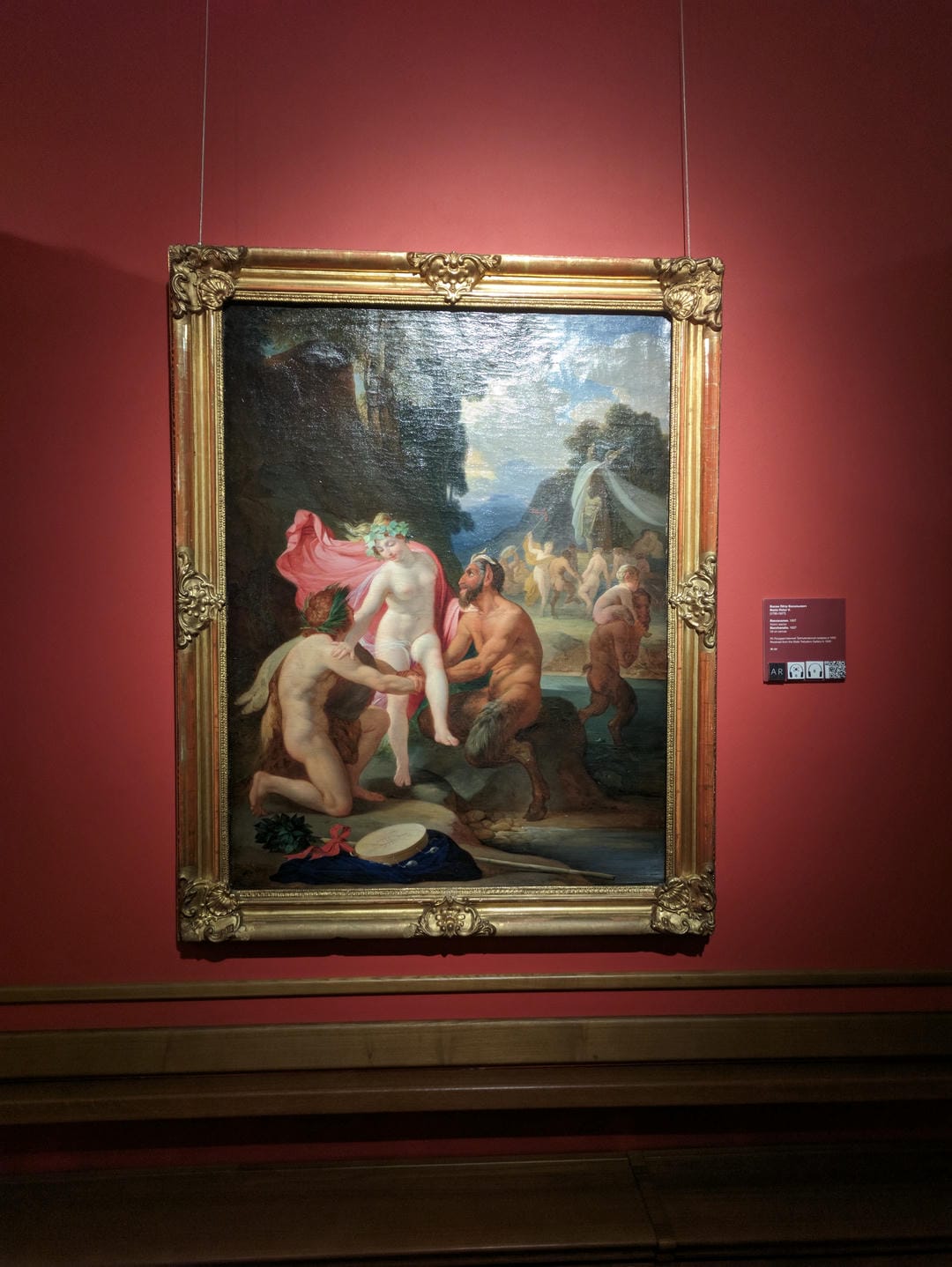 一幅画作展示了一个神话场景,画面中有三位裸体的人物,一位女性被两位男性环绕,背景中有其他人物和动物。