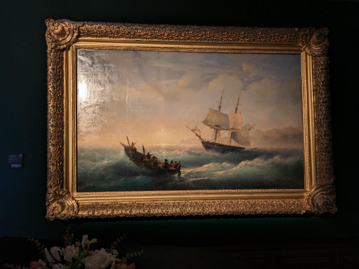 一幅描绘海上风暴的画作,画面中有两艘船在波涛汹涌的海面上航行。