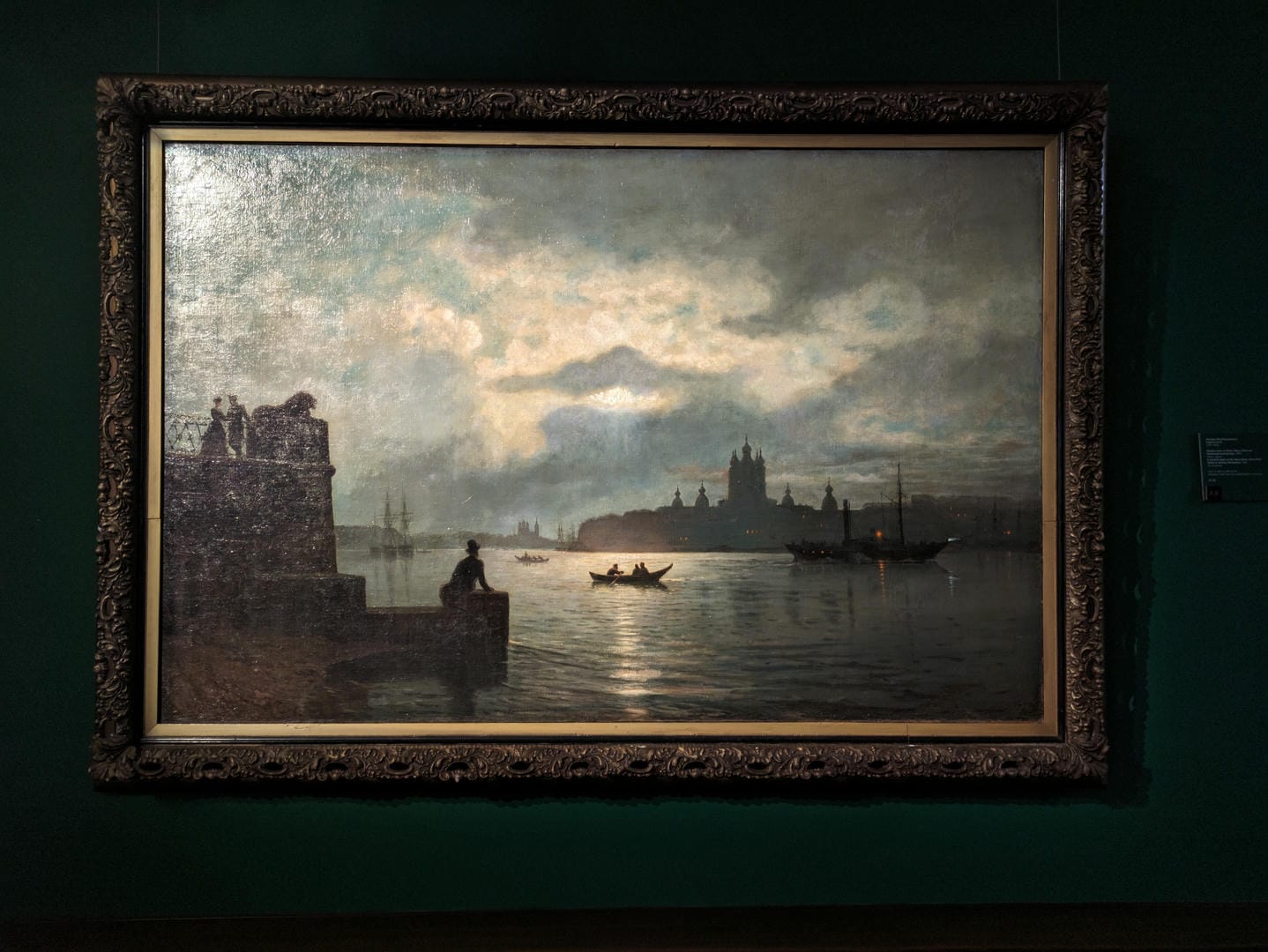 一幅描绘城市夜景的画作,画面中有河流、船只和远处的城市建筑。