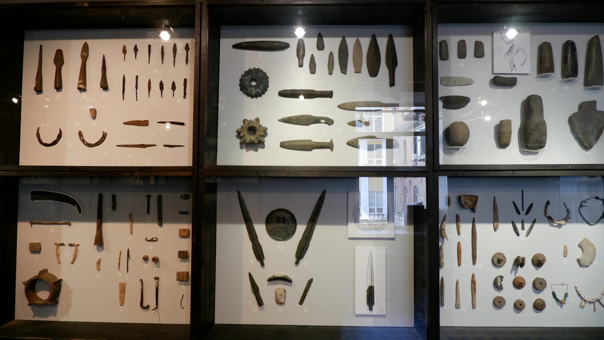 六个展示柜里陈列着各种古代工具和武器。