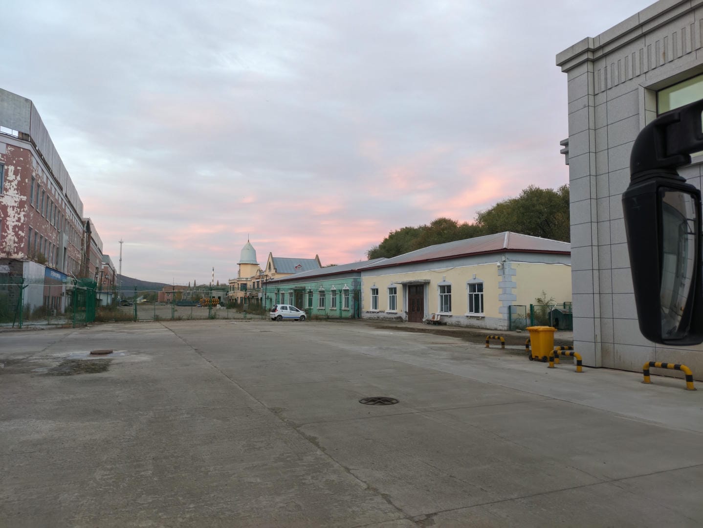 一条街道两侧是建筑物,天空呈现粉红色。