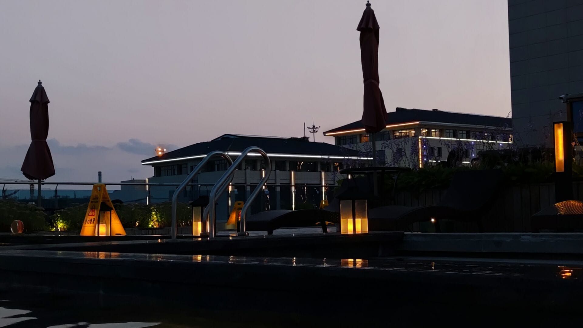 “烧焦的建筑” 图片