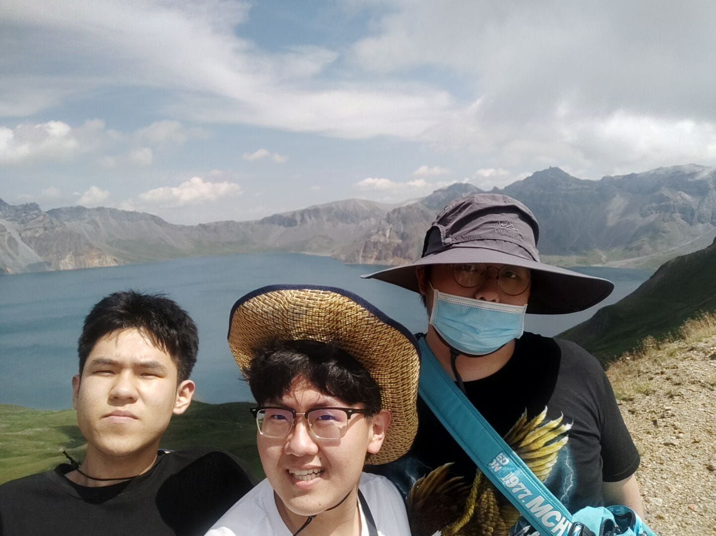 天池前合影 图片