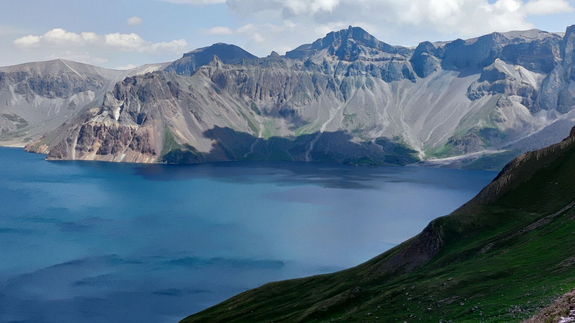 对面的山峰 图片