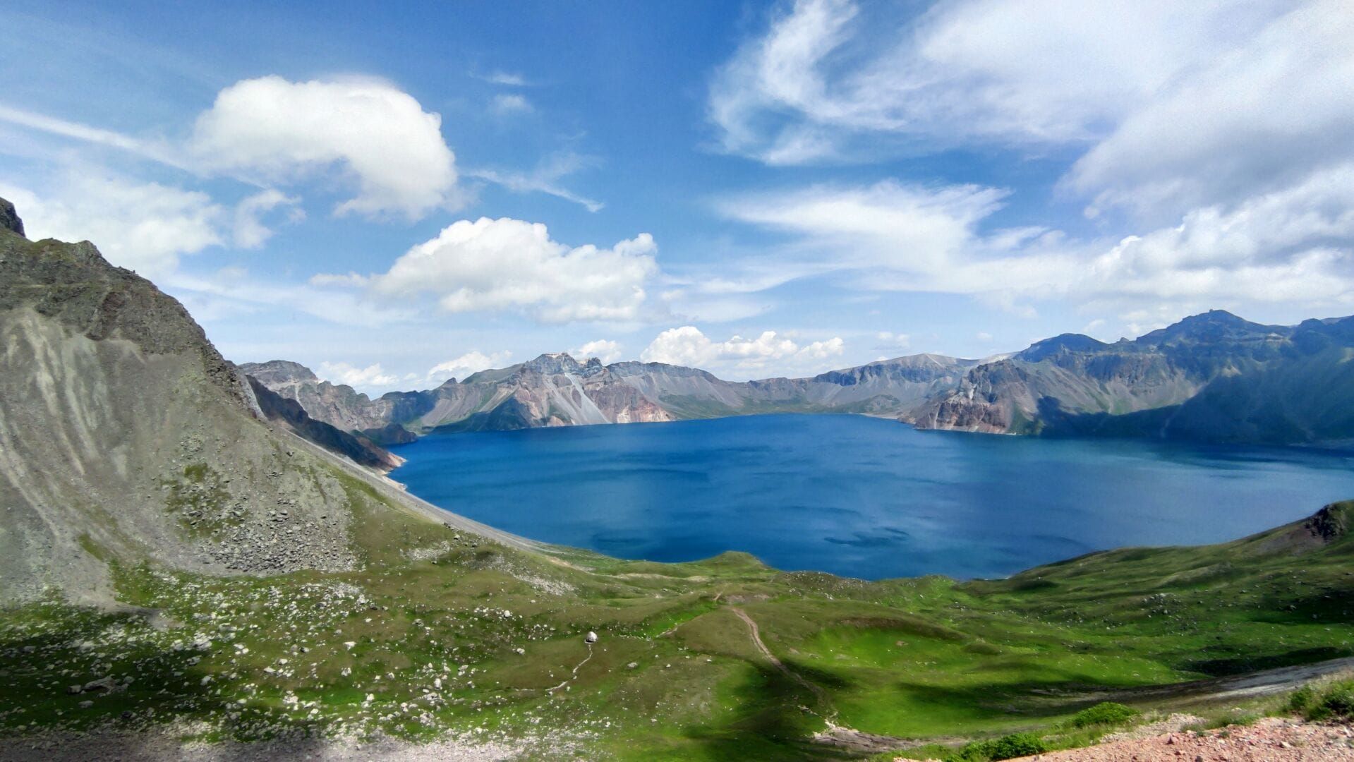 天池蔚蓝的水 图片
